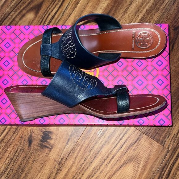 Tory Burch Navy/Black Perforated Logo Wedge Size 8.5 - Picture 7 of 9